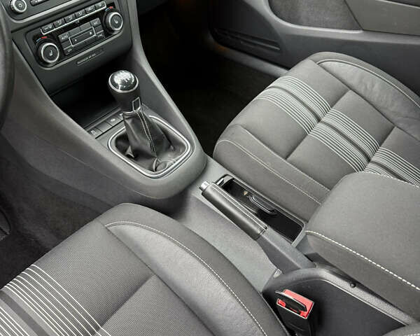 Фольксваген Гольф 2013 в Хмельницком на Automoto.ua Серый Фольксваген Гольф, объемом двигателя 1.39 л и пробегом 161 тыс. км за 8700 $, фото 11 на Automoto.ua