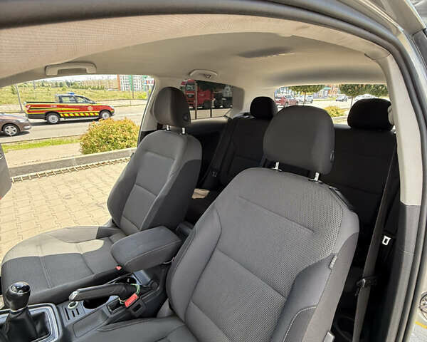 Серый Фольксваген Гольф, объемом двигателя 1.8 л и пробегом 182 тыс. км за 11700 $, фото 3 на Automoto.ua