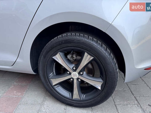 Серый Фольксваген Гольф, объемом двигателя 1.6 л и пробегом 130 тыс. км за 15100 $, фото 31 на Automoto.ua