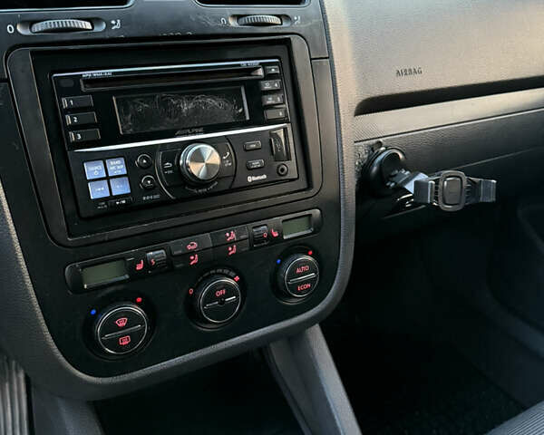 Серый Фольксваген Гольф, объемом двигателя 1.6 л и пробегом 270 тыс. км за 4999 $, фото 8 на Automoto.ua