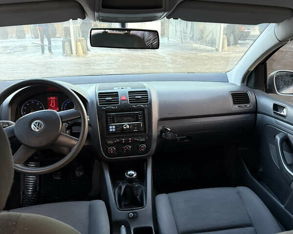 Серый Фольксваген Гольф, объемом двигателя 1.6 л и пробегом 270 тыс. км за 4999 $, фото 6 на Automoto.ua