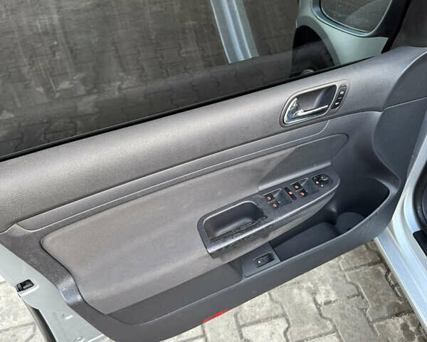 Серый Фольксваген Гольф, объемом двигателя 1.6 л и пробегом 270 тыс. км за 4999 $, фото 7 на Automoto.ua