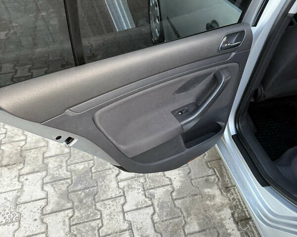 Серый Фольксваген Гольф, объемом двигателя 1.6 л и пробегом 270 тыс. км за 4999 $, фото 5 на Automoto.ua