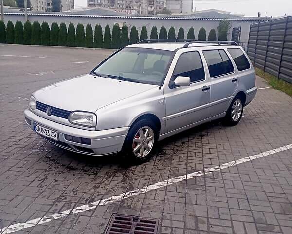 Серый Фольксваген Гольф, объемом двигателя 1.6 л и пробегом 300 тыс. км за 3300 $, фото 4 на Automoto.ua