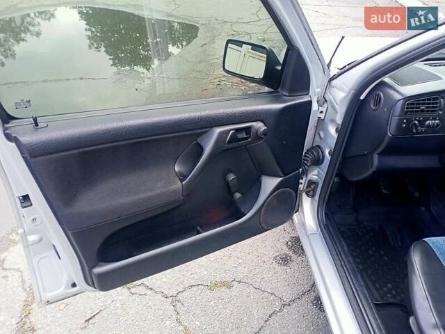 Серый Фольксваген Гольф, объемом двигателя 1.6 л и пробегом 300 тыс. км за 3300 $, фото 6 на Automoto.ua