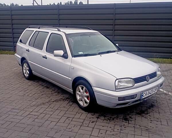 Серый Фольксваген Гольф, объемом двигателя 1.6 л и пробегом 300 тыс. км за 3300 $, фото 1 на Automoto.ua