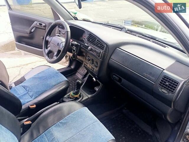 Серый Фольксваген Гольф, объемом двигателя 1.6 л и пробегом 300 тыс. км за 3300 $, фото 9 на Automoto.ua