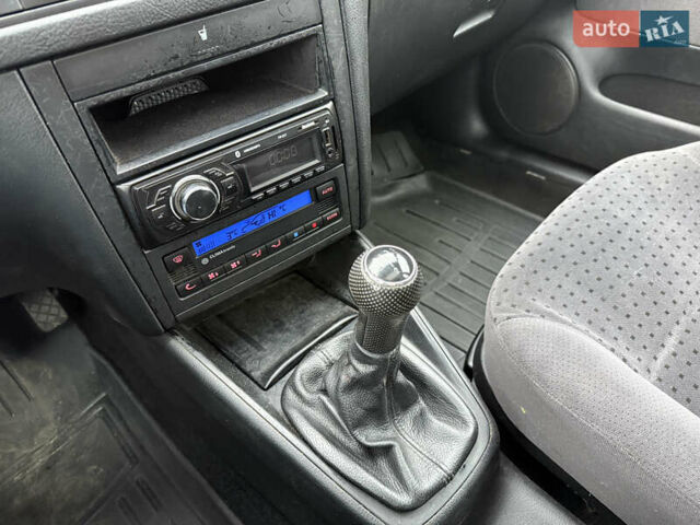 Серый Фольксваген Гольф, объемом двигателя 1.6 л и пробегом 236 тыс. км за 3750 $, фото 48 на Automoto.ua