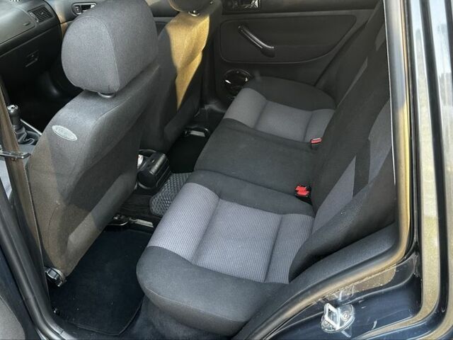 Серый Фольксваген Гольф, объемом двигателя 1.6 л и пробегом 225 тыс. км за 3950 $, фото 6 на Automoto.ua