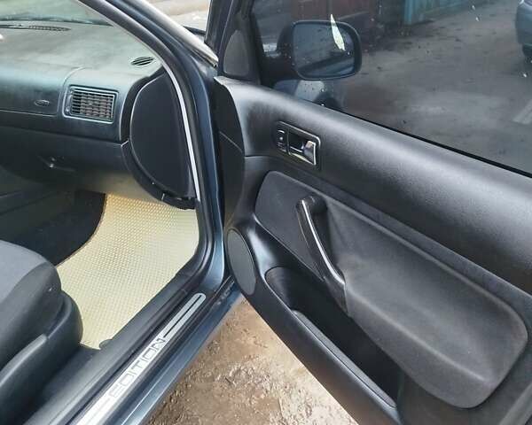 Серый Фольксваген Гольф, объемом двигателя 1.6 л и пробегом 300 тыс. км за 2999 $, фото 11 на Automoto.ua