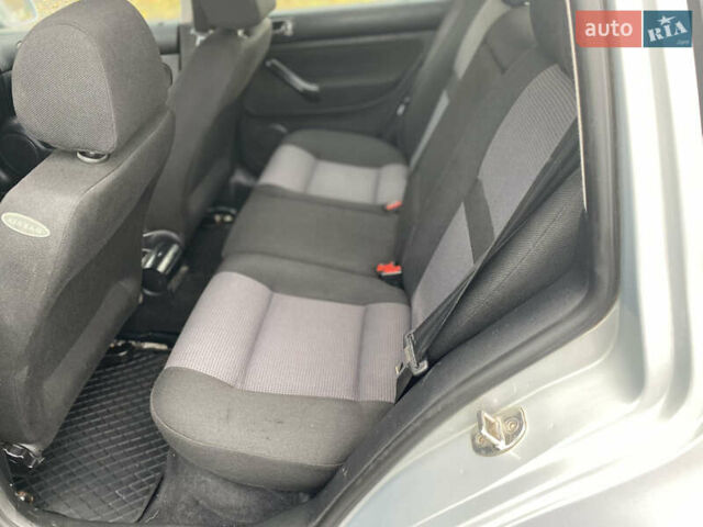 Серый Фольксваген Гольф, объемом двигателя 1.6 л и пробегом 290 тыс. км за 3600 $, фото 6 на Automoto.ua