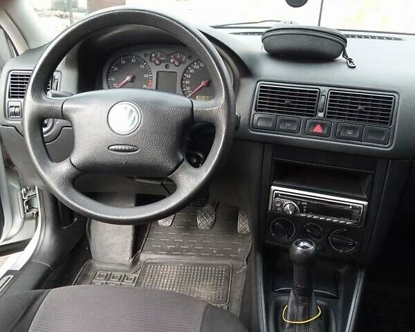 Серый Фольксваген Гольф, объемом двигателя 1.6 л и пробегом 251 тыс. км за 3899 $, фото 19 на Automoto.ua