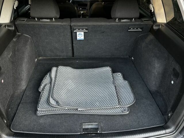 Серый Фольксваген Гольф, объемом двигателя 1.6 л и пробегом 225 тыс. км за 3950 $, фото 8 на Automoto.ua