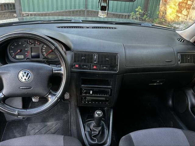 Серый Фольксваген Гольф, объемом двигателя 1.6 л и пробегом 225 тыс. км за 3950 $, фото 7 на Automoto.ua