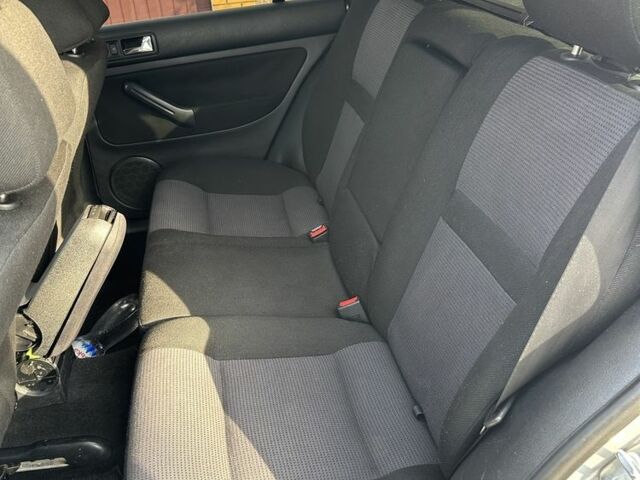 Серый Фольксваген Гольф, объемом двигателя 2 л и пробегом 299 тыс. км за 4000 $, фото 7 на Automoto.ua