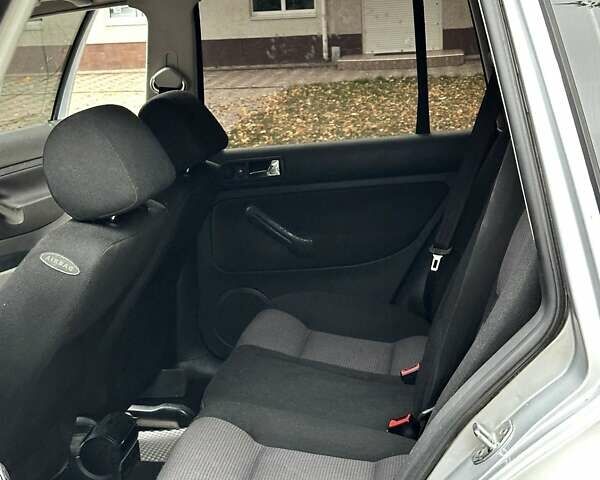 Серый Фольксваген Гольф, объемом двигателя 1.6 л и пробегом 300 тыс. км за 4550 $, фото 6 на Automoto.ua