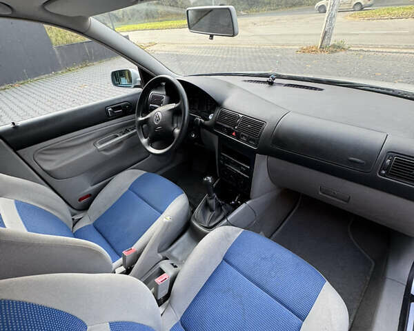 Серый Фольксваген Гольф, объемом двигателя 1.6 л и пробегом 219 тыс. км за 4000 $, фото 12 на Automoto.ua