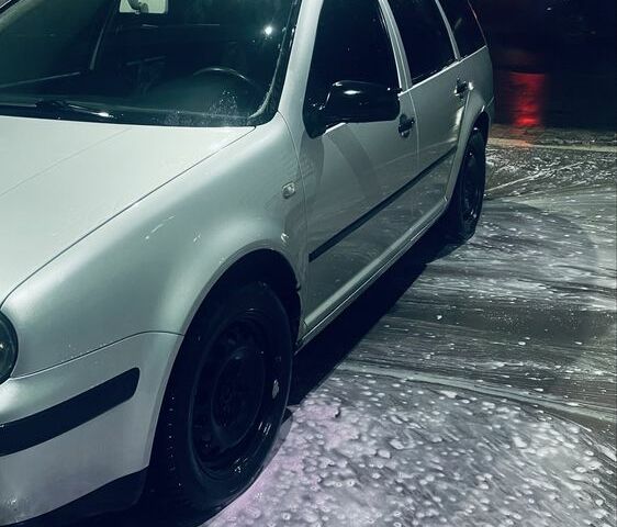 Серый Фольксваген Гольф, объемом двигателя 1.6 л и пробегом 377 тыс. км за 3800 $, фото 1 на Automoto.ua