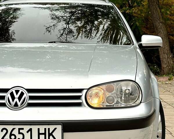 Серый Фольксваген Гольф, объемом двигателя 1.6 л и пробегом 300 тыс. км за 4550 $, фото 1 на Automoto.ua