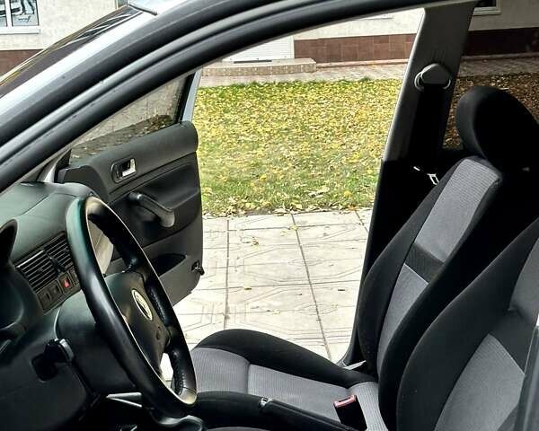 Серый Фольксваген Гольф, объемом двигателя 1.6 л и пробегом 300 тыс. км за 4550 $, фото 24 на Automoto.ua