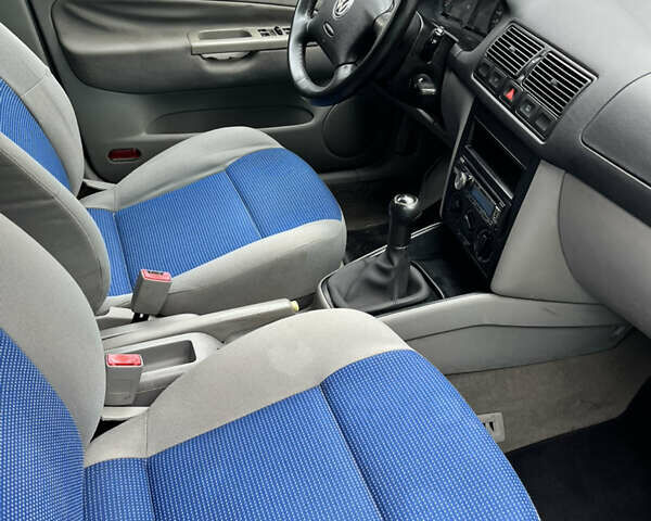 Серый Фольксваген Гольф, объемом двигателя 1.6 л и пробегом 226 тыс. км за 3800 $, фото 4 на Automoto.ua