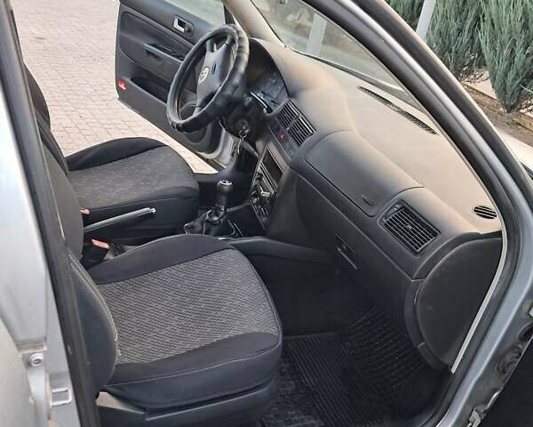 Серый Фольксваген Гольф, объемом двигателя 1.39 л и пробегом 330 тыс. км за 3600 $, фото 5 на Automoto.ua