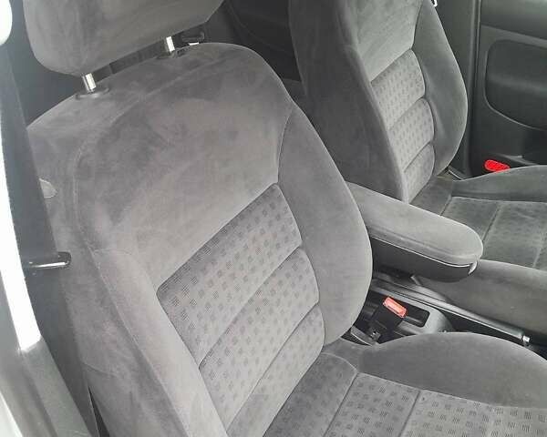 Серый Фольксваген Гольф, объемом двигателя 1.6 л и пробегом 200 тыс. км за 3500 $, фото 16 на Automoto.ua