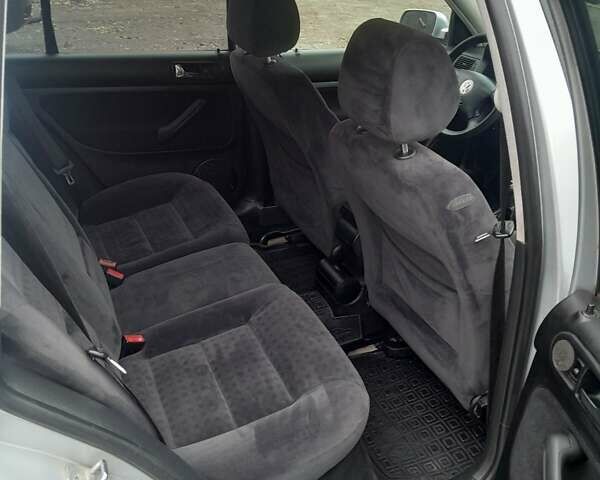 Серый Фольксваген Гольф, объемом двигателя 1.6 л и пробегом 200 тыс. км за 3500 $, фото 9 на Automoto.ua