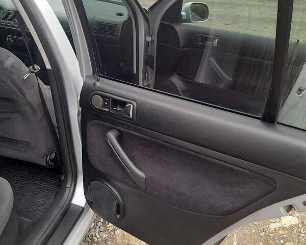 Серый Фольксваген Гольф, объемом двигателя 1.6 л и пробегом 200 тыс. км за 3500 $, фото 4 на Automoto.ua