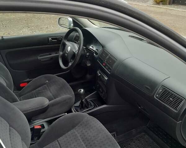 Серый Фольксваген Гольф, объемом двигателя 1.6 л и пробегом 200 тыс. км за 3500 $, фото 11 на Automoto.ua