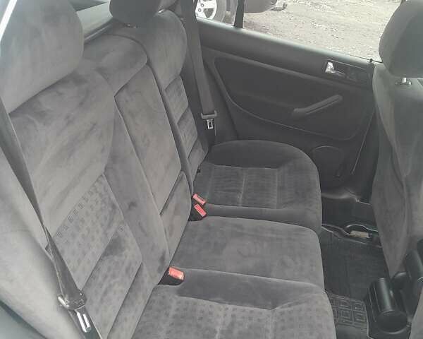 Серый Фольксваген Гольф, объемом двигателя 1.6 л и пробегом 200 тыс. км за 3500 $, фото 5 на Automoto.ua