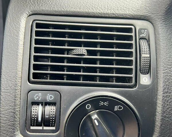 Серый Фольксваген Гольф, объемом двигателя 1.6 л и пробегом 239 тыс. км за 5400 $, фото 18 на Automoto.ua