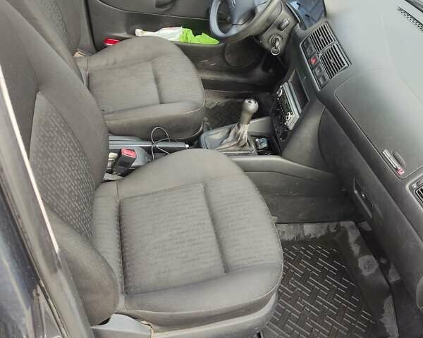 Серый Фольксваген Гольф, объемом двигателя 1.6 л и пробегом 227 тыс. км за 5000 $, фото 6 на Automoto.ua