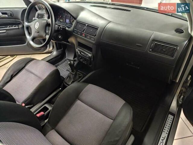 Серый Фольксваген Гольф, объемом двигателя 1.6 л и пробегом 262 тыс. км за 5000 $, фото 70 на Automoto.ua