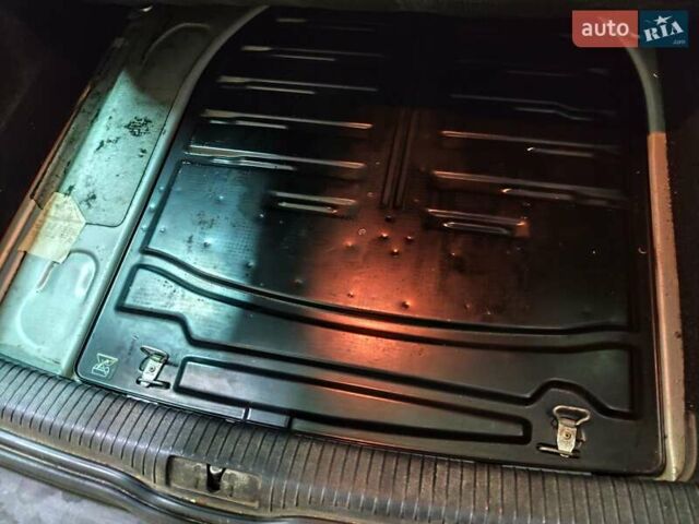 Серый Фольксваген Гольф, объемом двигателя 1.6 л и пробегом 262 тыс. км за 5000 $, фото 83 на Automoto.ua