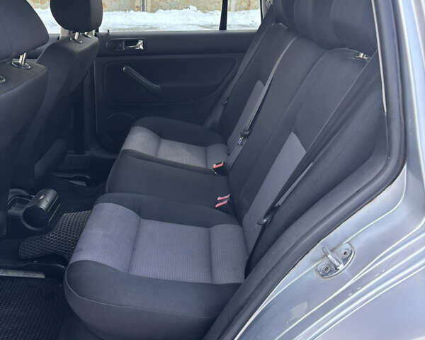 Серый Фольксваген Гольф, объемом двигателя 1.6 л и пробегом 228 тыс. км за 3950 $, фото 12 на Automoto.ua