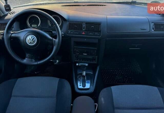 Серый Фольксваген Гольф, объемом двигателя 1.6 л и пробегом 300 тыс. км за 3900 $, фото 5 на Automoto.ua