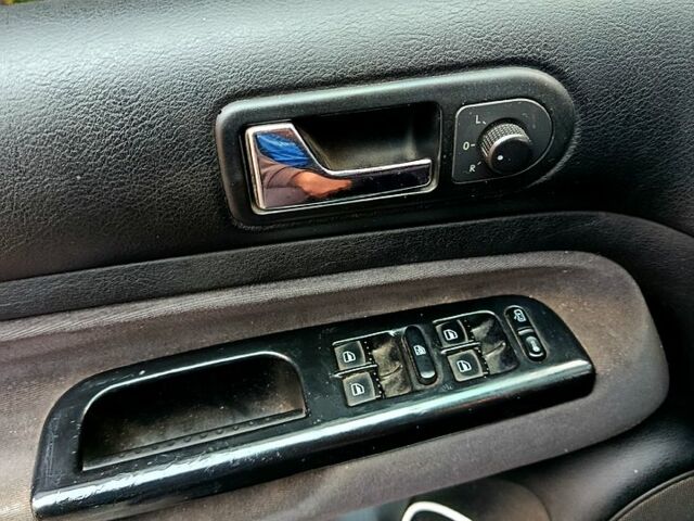 Серый Фольксваген Гольф, объемом двигателя 2 л и пробегом 260 тыс. км за 3600 $, фото 7 на Automoto.ua