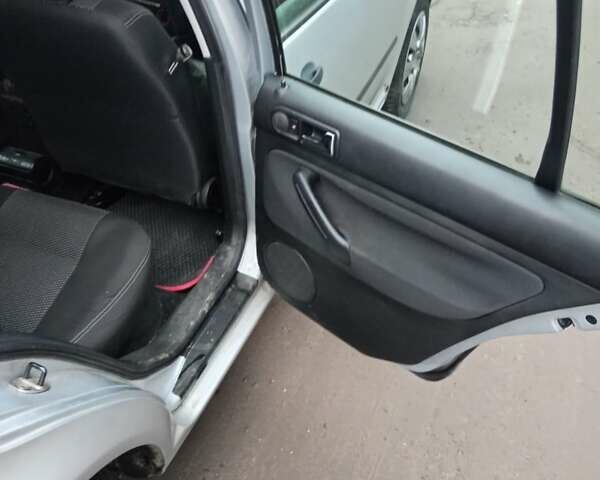 Серый Фольксваген Гольф, объемом двигателя 1.6 л и пробегом 250 тыс. км за 4000 $, фото 5 на Automoto.ua