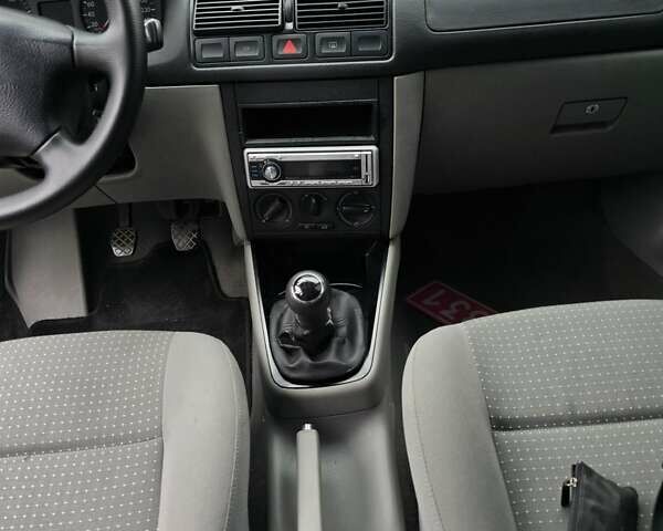 Серый Фольксваген Гольф, объемом двигателя 1.6 л и пробегом 291 тыс. км за 5500 $, фото 4 на Automoto.ua