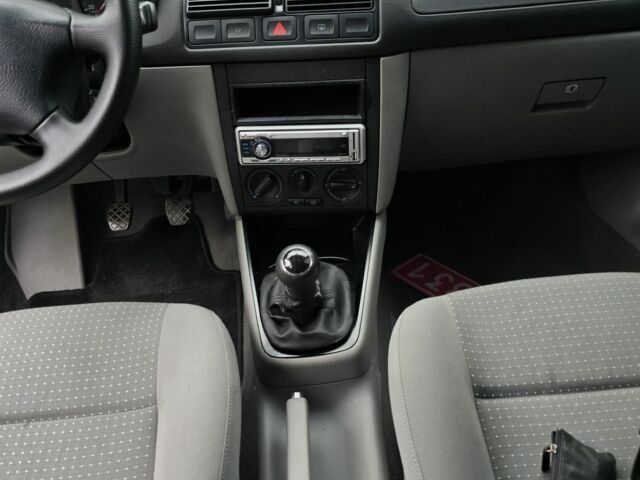 Сірий Фольксваген Гольф, об'ємом двигуна 1.6 л та пробігом 293 тис. км за 5500 $, фото 4 на Automoto.ua