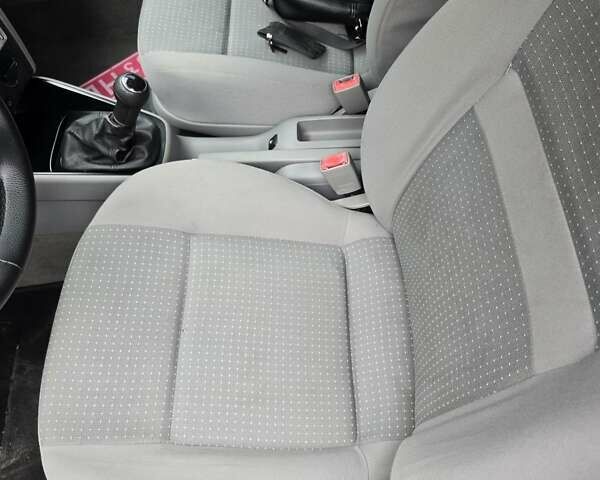 Серый Фольксваген Гольф, объемом двигателя 1.6 л и пробегом 291 тыс. км за 5500 $, фото 7 на Automoto.ua