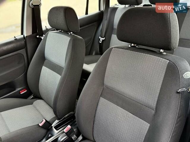 Серый Фольксваген Гольф, объемом двигателя 1.6 л и пробегом 201 тыс. км за 4490 $, фото 38 на Automoto.ua