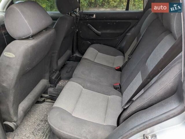 Серый Фольксваген Гольф, объемом двигателя 1.6 л и пробегом 261 тыс. км за 4950 $, фото 11 на Automoto.ua