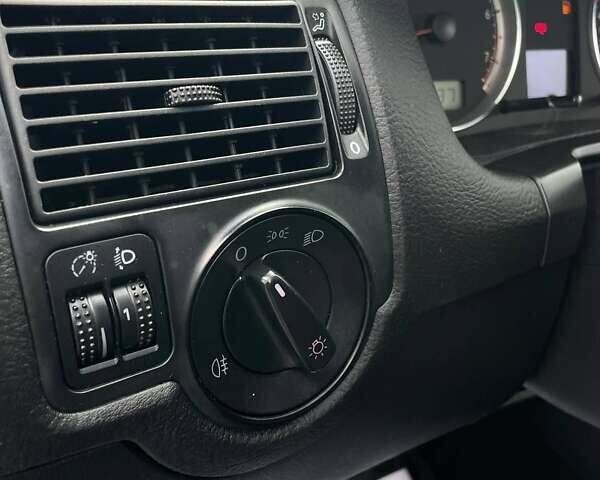 Сірий Фольксваген Гольф, об'ємом двигуна 1.6 л та пробігом 199 тис. км за 5649 $, фото 30 на Automoto.ua