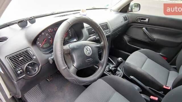 Серый Фольксваген Гольф, объемом двигателя 1.6 л и пробегом 282 тыс. км за 5000 $, фото 4 на Automoto.ua