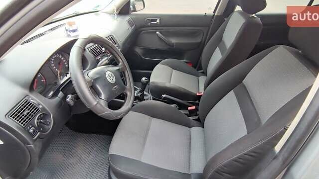 Серый Фольксваген Гольф, объемом двигателя 1.6 л и пробегом 282 тыс. км за 5000 $, фото 2 на Automoto.ua