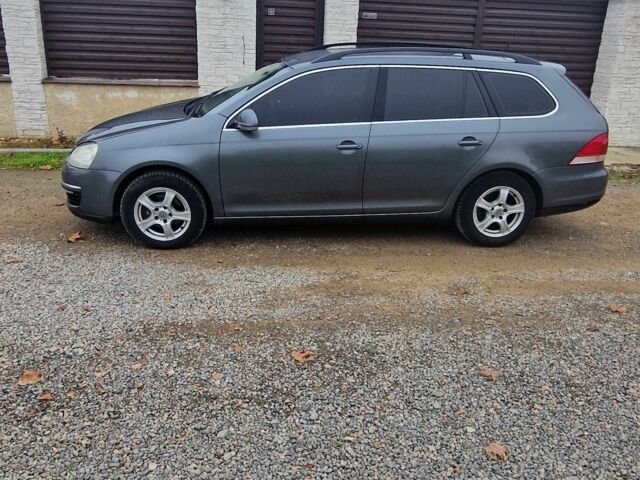 Серый Фольксваген Гольф, объемом двигателя 1.6 л и пробегом 300 тыс. км за 3900 $, фото 1 на Automoto.ua