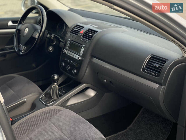 Серый Фольксваген Гольф, объемом двигателя 1.6 л и пробегом 218 тыс. км за 4999 $, фото 17 на Automoto.ua