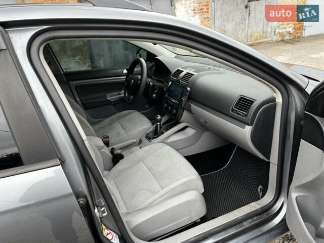 Серый Фольксваген Гольф, объемом двигателя 1.9 л и пробегом 247 тыс. км за 5700 $, фото 6 на Automoto.ua